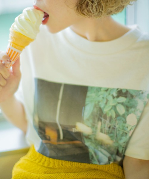 Kastane(カスタネ)の「【Yuri Hanamoriコラボ】フォトTEE(Tシャツ/カットソー・レディース・イエロー/オフホワイト・FREE)」の2枚目の写真