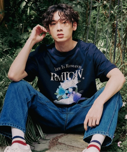 ROMANTIC CROWN(ロマンティッククラウン)の「【ROMANTIC CROWN】PASTEL LILY TEE / ロマンティッククラウン パステル リリー フラワー グラフィック Tシャツ(Tシャツ/カットソー・メンズ・ネイビー/ライトグレー/ライトイエロー・SMALL/X-LARGE/LARGE/MEDIUM)」の3枚目の写真