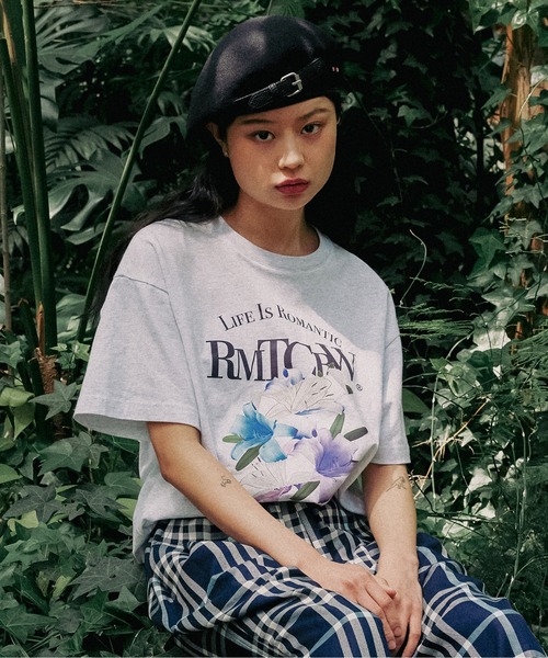 ROMANTIC CROWN(ロマンティッククラウン)の「【ROMANTIC CROWN】PASTEL LILY TEE / ロマンティッククラウン パステル リリー フラワー グラフィック Tシャツ(Tシャツ/カットソー・メンズ・ネイビー/ライトグレー/ライトイエロー・SMALL/X-LARGE/LARGE/MEDIUM)」の2枚目の写真