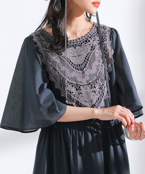 osharewalker（オシャレウォーカー）の「【廃盤】『モチーフレースフレア袖ワンピース』（ワンピース・レディース・イエロー/ダークネイビー・1/2）」の2枚目の写真