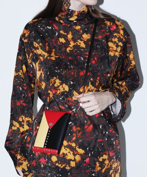 TOGA PULLA（トーガ　プルラ）の「TOGA PULLA Leather shoulder pouch TP22-AG226（ショルダーバッグ・レディース・ブラック/レッド/その他・ONE SIZE）」の4枚目の写真