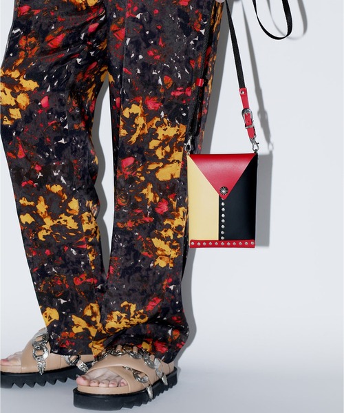 TOGA PULLA（トーガ　プルラ）の「TOGA PULLA Leather shoulder pouch TP22-AG226（ショルダーバッグ・レディース・ブラック/レッド/その他・ONE SIZE）」の7枚目の写真