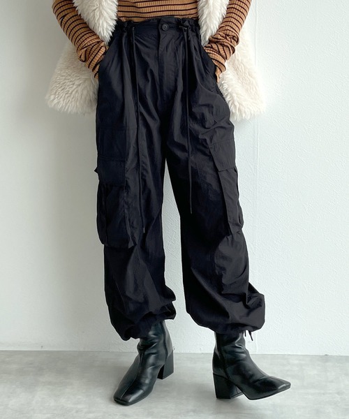 w closet（ダブルクローゼット）の「裾リボンナイロンカーゴパンツ（カーゴパンツ・レディース・ラベンダー/カーキ/ブラック・FREE）」の2枚目の写真