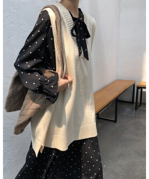 Ritzy(リッツィー)の「Vネックベスト(ベスト・レディース・ホワイト/ブラウン/グレー/ブラック・FREE)」の1枚目の写真