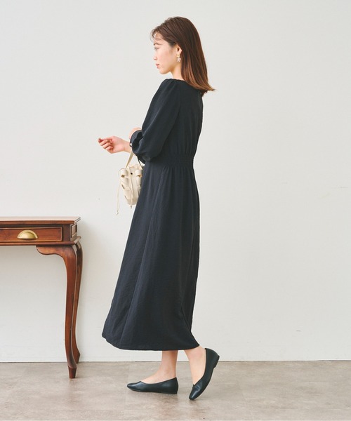 Chez toi（シェトワ）の「Vネックウエストタックワンピース（ワンピース・レディース・ブラック/ベージュ/カーキ・FREE）」の4枚目の写真