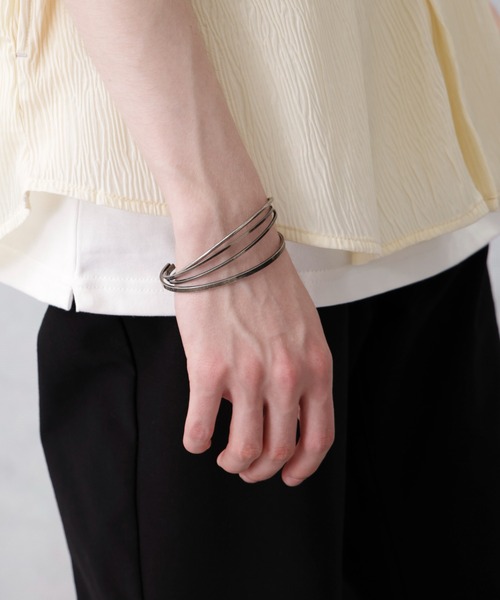 NANO universe(ナノユニバース)の「LB.04/日本製3連ブラスデザインバングル(バングル/リストバンド・メンズ・シルバー・FREE)」の1枚目の写真