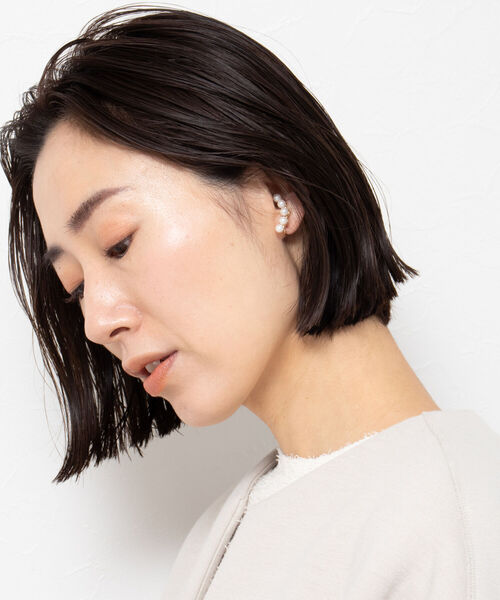 NOLLEY’S(ノーリーズ)の「カーブパールイヤリング(イヤリング・レディース・オフホワイト・FREE)」の2枚目の写真