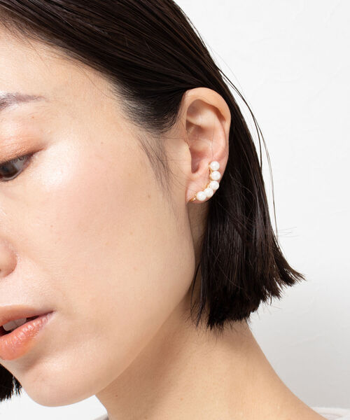 NOLLEY’S(ノーリーズ)の「カーブパールイヤリング(イヤリング・レディース・オフホワイト・FREE)」の3枚目の写真