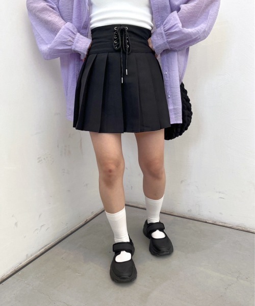 nemne store（ネンネストア）の「《Delfy》【低身長用サイズあり / インパン付き】前後2wayレースアッププリーツミニスカート（スカート・レディース・ブラック/ベージュ/グレー・SMALL/MEDIUM）」の4枚目の写真