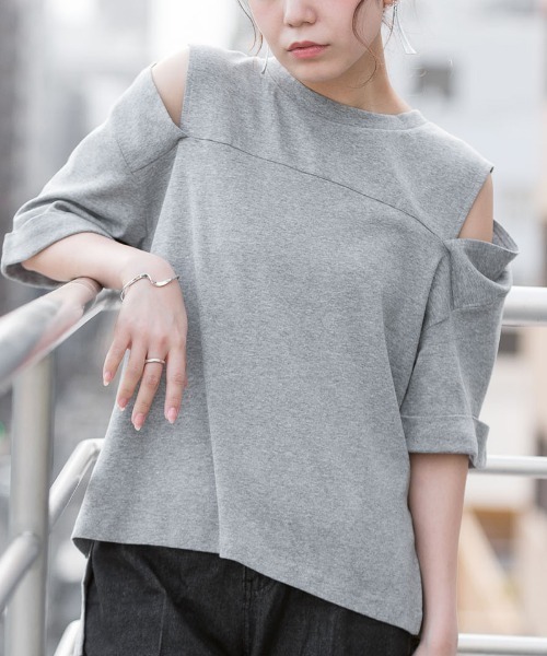 atONE（アットワン）の「atONE オープンショルダー半袖Tシャツ（Tシャツ/カットソー・レディース・ブラック系その他/杢グレー/カーキ/オフホワイト・4L～5L/LL～3L/M-L）」の3枚目の写真
