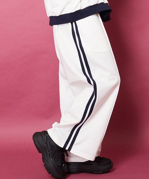 unrelaxing（アンリラクシング）の「Easy Wide Track Pants  ルーズフィットイージートラックパンツ（その他パンツ・メンズ・ブラウン系2/スミクロ/ネイビー系2/ブラック系3/ブラック×ブラック/ブラック系2/グリーン系2/パープル系2/ネイビー系1/ブラウン系1/ブラック系1/ホワイト系2/ブラック×パープル/ブルー系2/ホワイト系1/グリーン系1/ベージュ系2/ブラック系4/ホワイト×パープル/ライトホワイト/ダークオリーブ/ブラック系その他/ブルー系5/ブルー系6/ダークグリーン系/ダークグリーン系6/ライトグリーン系1/ブラック系5/ブラック系6/ブラック系9/ブラウン系3/その他26/その他35/ブラック系その他3/ブラック系その他6/グレー系その他2/チェリーレッド/A/D/N/P/ブラック×ピンク/パイソン/チャコールグレー×ブラック/ダークブラック/ライトブラック/ブラック×ブルー/ホワイト×エメラルドグリーン・FREE）」の6枚目の写真