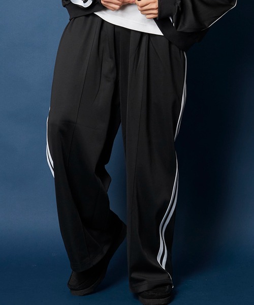 unrelaxing（アンリラクシング）の「Easy Wide Track Pants  ルーズフィットイージートラックパンツ（その他パンツ・メンズ・ブラウン系2/スミクロ/ネイビー系2/ブラック系3/ブラック×ブラック/ブラック系2/グリーン系2/パープル系2/ネイビー系1/ブラウン系1/ブラック系1/ホワイト系2/ブラック×パープル/ブルー系2/ホワイト系1/グリーン系1/ベージュ系2/ブラック系4/ホワイト×パープル/ライトホワイト/ダークオリーブ/ブラック系その他/ブルー系5/ブルー系6/ダークグリーン系/ダークグリーン系6/ライトグリーン系1/ブラック系5/ブラック系6/ブラック系9/ブラウン系3/その他26/その他35/ブラック系その他3/ブラック系その他6/グレー系その他2/チェリーレッド/A/D/N/P/ブラック×ピンク/パイソン/チャコールグレー×ブラック/ダークブラック/ライトブラック/ブラック×ブルー/ホワイト×エメラルドグリーン・FREE）」の18枚目の写真