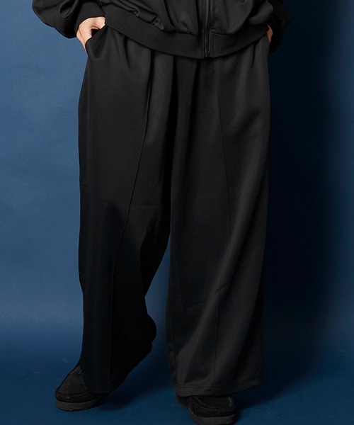 unrelaxing（アンリラクシング）の「Easy Wide Track Pants  ルーズフィットイージートラックパンツ（その他パンツ・メンズ・ブラウン系2/スミクロ/ネイビー系2/ブラック系3/ブラック×ブラック/ブラック系2/グリーン系2/パープル系2/ネイビー系1/ブラウン系1/ブラック系1/ホワイト系2/ブラック×パープル/ブルー系2/ホワイト系1/グリーン系1/ベージュ系2/ブラック系4/ホワイト×パープル/ライトホワイト/ダークオリーブ/ブラック系その他/ブルー系5/ブルー系6/ダークグリーン系/ダークグリーン系6/ライトグリーン系1/ブラック系5/ブラック系6/ブラック系9/ブラウン系3/その他26/その他35/ブラック系その他3/ブラック系その他6/グレー系その他2/チェリーレッド/A/D/N/P/ブラック×ピンク/パイソン/チャコールグレー×ブラック/ダークブラック/ライトブラック/ブラック×ブルー/ホワイト×エメラルドグリーン・FREE）」の8枚目の写真