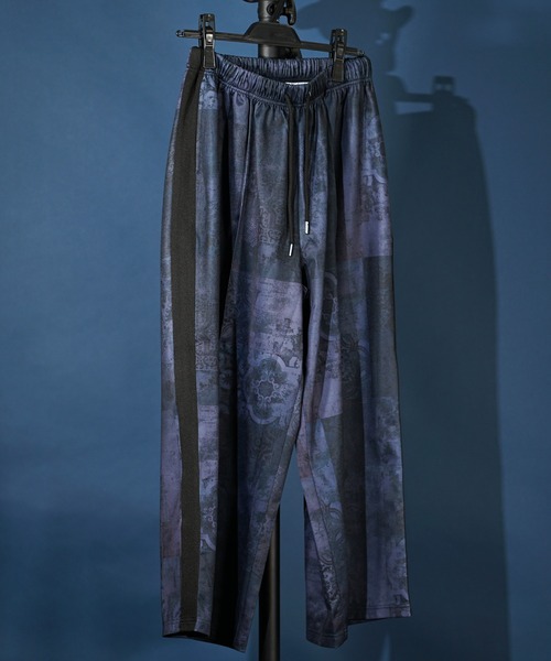 unrelaxing（アンリラクシング）の「Easy Wide Track Pants  ルーズフィットイージートラックパンツ（その他パンツ・メンズ・ブラウン系2/スミクロ/ネイビー系2/ブラック系3/ブラック×ブラック/ブラック系2/グリーン系2/パープル系2/ネイビー系1/ブラウン系1/ブラック系1/ホワイト系2/ブラック×パープル/ブルー系2/ホワイト系1/グリーン系1/ベージュ系2/ブラック系4/ホワイト×パープル/ライトホワイト/ダークオリーブ/ブラック系その他/ブルー系5/ブルー系6/ダークグリーン系/ダークグリーン系6/ライトグリーン系1/ブラック系5/ブラック系6/ブラック系9/ブラウン系3/その他26/その他35/ブラック系その他3/ブラック系その他6/グレー系その他2/チェリーレッド/A/D/N/P/ブラック×ピンク/パイソン/チャコールグレー×ブラック/ダークブラック/ライトブラック/ブラック×ブルー/ホワイト×エメラルドグリーン・FREE）」の9枚目の写真