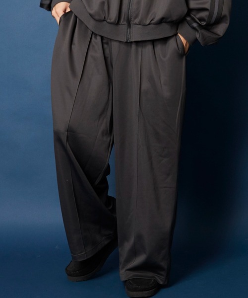 unrelaxing（アンリラクシング）の「Easy Wide Track Pants  ルーズフィットイージートラックパンツ（その他パンツ・メンズ・ブラウン系2/スミクロ/ネイビー系2/ブラック系3/ブラック×ブラック/ブラック系2/グリーン系2/パープル系2/ネイビー系1/ブラウン系1/ブラック系1/ホワイト系2/ブラック×パープル/ブルー系2/ホワイト系1/グリーン系1/ベージュ系2/ブラック系4/ホワイト×パープル/ライトホワイト/ダークオリーブ/ブラック系その他/ブルー系5/ブルー系6/ダークグリーン系/ダークグリーン系6/ライトグリーン系1/ブラック系5/ブラック系6/ブラック系9/ブラウン系3/その他26/その他35/ブラック系その他3/ブラック系その他6/グレー系その他2/チェリーレッド/A/D/N/P/ブラック×ピンク/パイソン/チャコールグレー×ブラック/ダークブラック/ライトブラック/ブラック×ブルー/ホワイト×エメラルドグリーン・FREE）」の14枚目の写真