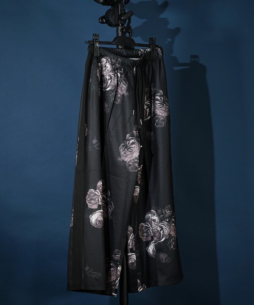 unrelaxing（アンリラクシング）の「Easy Wide Track Pants  ルーズフィットイージートラックパンツ（その他パンツ・メンズ・ブラウン系2/スミクロ/ネイビー系2/ブラック系3/ブラック×ブラック/ブラック系2/グリーン系2/パープル系2/ネイビー系1/ブラウン系1/ブラック系1/ホワイト系2/ブラック×パープル/ブルー系2/ホワイト系1/グリーン系1/ベージュ系2/ブラック系4/ホワイト×パープル/ライトホワイト/ダークオリーブ/ブラック系その他/ブルー系5/ブルー系6/ダークグリーン系/ダークグリーン系6/ライトグリーン系1/ブラック系5/ブラック系6/ブラック系9/ブラウン系3/その他26/その他35/ブラック系その他3/ブラック系その他6/グレー系その他2/チェリーレッド/A/D/N/P/ブラック×ピンク/パイソン/チャコールグレー×ブラック/ダークブラック/ライトブラック/ブラック×ブルー/ホワイト×エメラルドグリーン・FREE）」の16枚目の写真