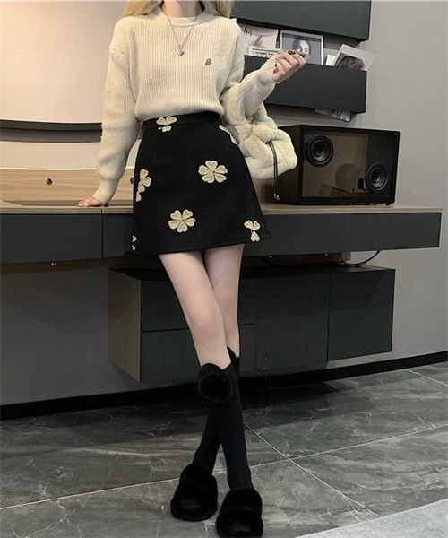 Dream garden(ドリームガーデン)の「花刺繍ミニスカート(スカート・レディース・ベージュ/ブラック・M/L/XL/S)」の4枚目の写真