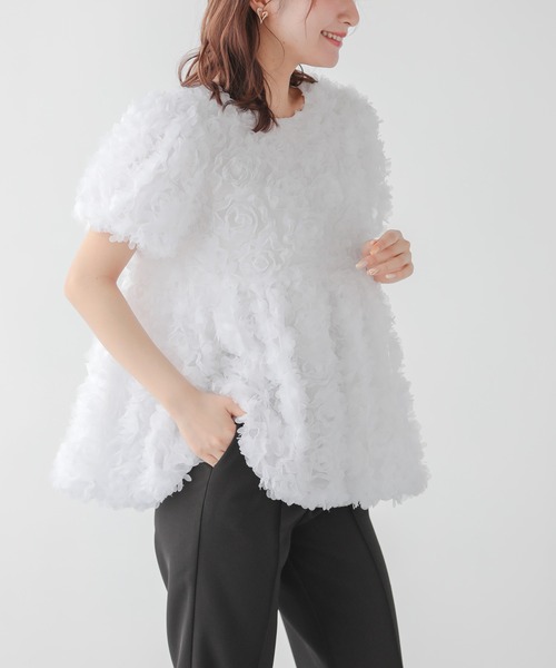Fit more(フィットモア)の「ふわふわフラワーモチーフトップス(Tシャツ/カットソー・レディース・ホワイト/ブラック・FREE)」の4枚目の写真