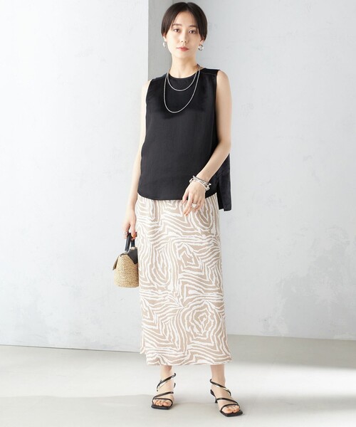 SHIPS（シップス）の「〈手洗い可能〉サテン ノースリーブ ブラウス ◇（シャツ/ブラウス・レディース・ブラック/ベージュ/オフホワイト・ONE SIZE）」の7枚目の写真