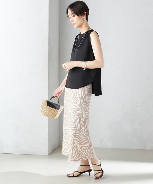 SHIPS（シップス）の「〈手洗い可能〉サテン ノースリーブ ブラウス ◇（シャツ/ブラウス・レディース・ブラック/ベージュ/オフホワイト・ONE SIZE）」の4枚目の写真