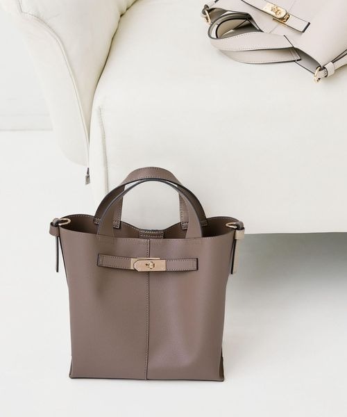 Andemiu（アンデミュウ）の「フロントカナグ2WAYBAG124556（ハンドバッグ・レディース・グレイッシュベージュ/アイボリー/ブラック/ベージュ・FREE）」の4枚目の写真