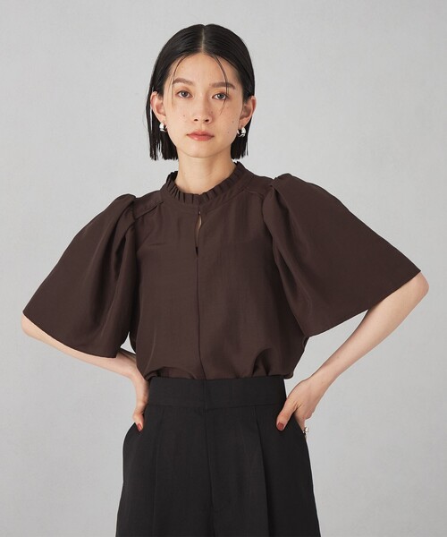 EMMEL REFINES（エメルリファインズ）の「＜EMMEL REFINES＞EM プリーツエリ ショートスリーブ ブラウス（シャツ/ブラウス・レディース・ダークブラウン/オフホワイト/ブラック・FREE）」の3枚目の写真