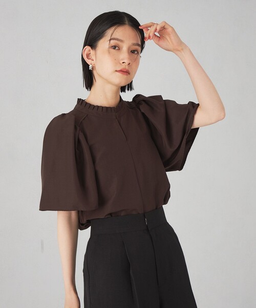 EMMEL REFINES（エメルリファインズ）の「＜EMMEL REFINES＞EM プリーツエリ ショートスリーブ ブラウス（シャツ/ブラウス・レディース・ダークブラウン/オフホワイト/ブラック・FREE）」の4枚目の写真