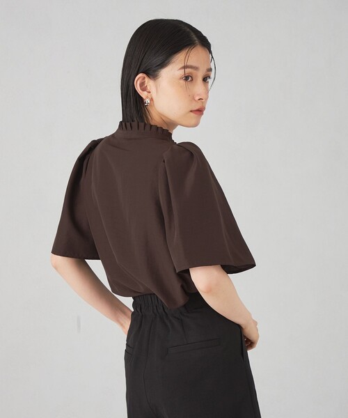 EMMEL REFINES（エメルリファインズ）の「＜EMMEL REFINES＞EM プリーツエリ ショートスリーブ ブラウス（シャツ/ブラウス・レディース・ダークブラウン/オフホワイト/ブラック・FREE）」の5枚目の写真