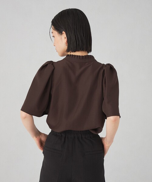 EMMEL REFINES（エメルリファインズ）の「＜EMMEL REFINES＞EM プリーツエリ ショートスリーブ ブラウス（シャツ/ブラウス・レディース・ダークブラウン/オフホワイト/ブラック・FREE）」の6枚目の写真