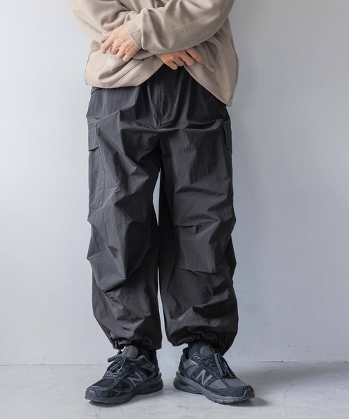 LOWRYS FARM（ローリーズファーム）の「ナイロンカーゴパンツ 133924（カーゴパンツ・メンズ・ネイビー/ブラック・MEDIUM/LARGE）」の2枚目の写真