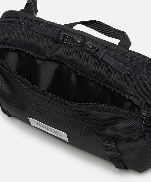 AIGLE（エーグル）の「撥水 アーバン バムバッグ ショルダーバッグ ウエストバッグ /W28×H14×D10cm（ボディバッグ/ウエストポーチ・レディース・ブラック/ダークグリーン・FREE）」の13枚目の写真