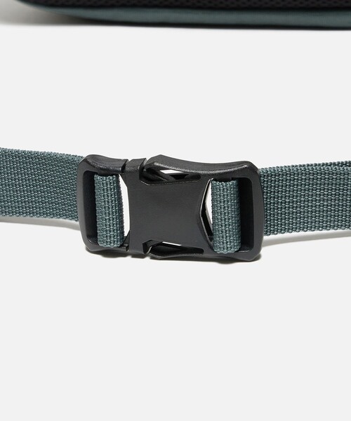 AIGLE（エーグル）の「撥水 アーバン バムバッグ ショルダーバッグ ウエストバッグ /W28×H14×D10cm（ボディバッグ/ウエストポーチ・レディース・ブラック/ダークグリーン・FREE）」の3枚目の写真