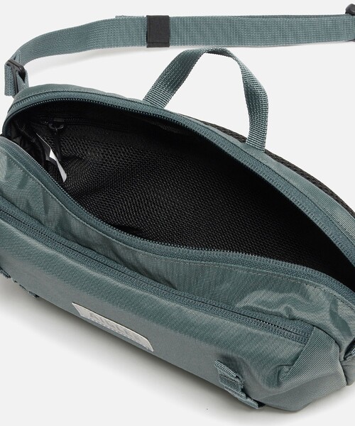 AIGLE（エーグル）の「撥水 アーバン バムバッグ ショルダーバッグ ウエストバッグ /W28×H14×D10cm（ボディバッグ/ウエストポーチ・レディース・ブラック/ダークグリーン・FREE）」の4枚目の写真