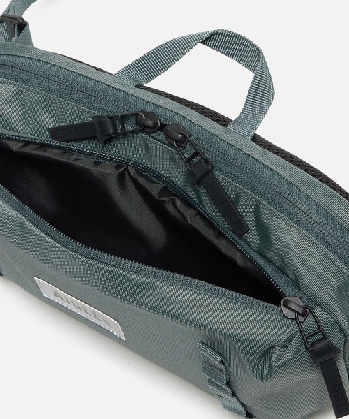 AIGLE（エーグル）の「撥水 アーバン バムバッグ ショルダーバッグ ウエストバッグ /W28×H14×D10cm（ボディバッグ/ウエストポーチ・レディース・ブラック/ダークグリーン・FREE）」の5枚目の写真