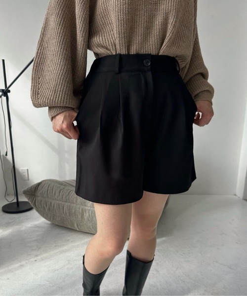 I_am(アイアム)の「double tuck short pants / ダブルタックショートパンツ(その他パンツ・レディース・ベージュ/ブラック/カーキブラウン・FREE)」の4枚目の写真