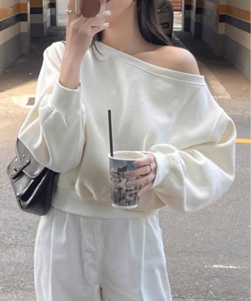 kirakiraShop（キラキラショップ）の「ゆるっと肌見せ、抜け感カジュアル。オフショル トップス（スウェット・レディース・ホワイト/ブラック/グレー・FREE）」の2枚目の写真