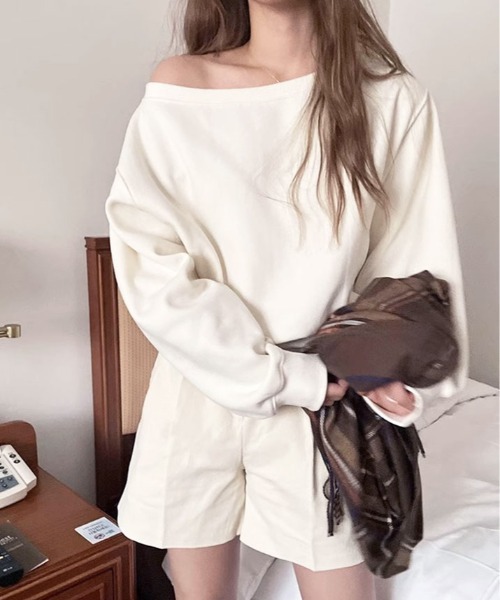 kirakiraShop（キラキラショップ）の「ゆるっと肌見せ、抜け感カジュアル。オフショル トップス（スウェット・レディース・ホワイト/ブラック/グレー・FREE）」の4枚目の写真