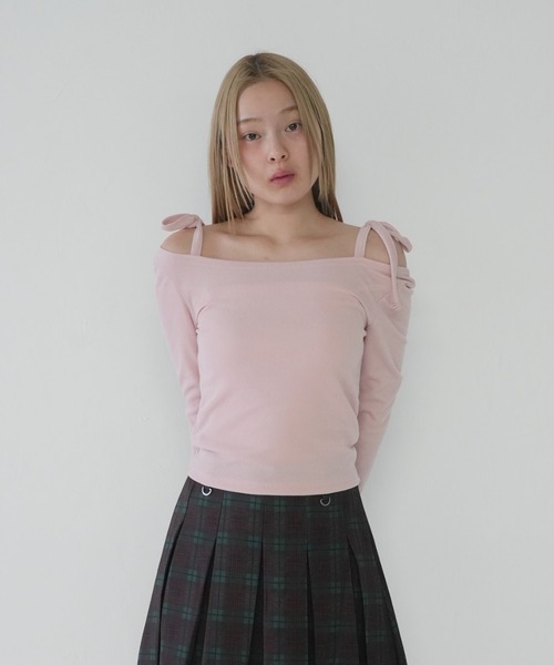 Uenui(ウニュイ)の「【 cunii 】リボンストラップ オフショルダー トップス(Tシャツ/カットソー・レディース・ピンク/ブラック/アイボリー/ネイビー・FREE)」の1枚目の写真