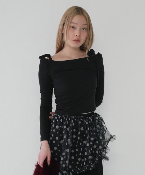 Uenui(ウニュイ)の「【 cunii 】リボンストラップ オフショルダー トップス(Tシャツ/カットソー・レディース・ピンク/ブラック/アイボリー/ネイビー・FREE)」の3枚目の写真