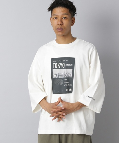 NUMERALS(ヌメラルズ)の「【NUMERALS】ポスタープリントTEE(Tシャツ/カットソー・メンズ・イエロー/ブラック/オフホワイト・MEDIUM/LARGE)」の2枚目の写真