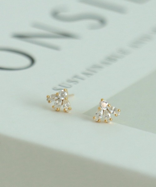 Three Four Time（ｽﾘｰﾌｫｰﾀｲﾑ）の「リーフキュービックK18ポストピアス（ピアス（両耳用）・レディース・ゴールド/シルバー・FREE）」の2枚目の写真