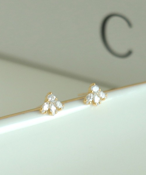 Three Four Time（ｽﾘｰﾌｫｰﾀｲﾑ）の「リーフキュービックK18ポストピアス（ピアス（両耳用）・レディース・ゴールド/シルバー・FREE）」の4枚目の写真