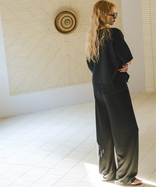 Maison INNESS（メゾンアイネス）の「【T-KNIT】綿混5分袖アイレットネックオーバーサイズニットトップス【接触冷感・毛玉になりにくい】＜大きいサイズ有＞（ニット/セーター・レディース・ブラック/ホワイト×ブラック/杢グレー/イエロー/モカ/サックスブルー・3L/S/M/L/LL/4L/5L）」の10枚目の写真