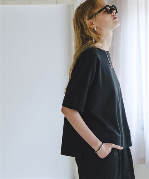 Maison INNESS（メゾンアイネス）の「【T-KNIT】綿混5分袖アイレットネックオーバーサイズニットトップス【接触冷感・毛玉になりにくい】＜大きいサイズ有＞（ニット/セーター・レディース・ブラック/ホワイト×ブラック/杢グレー/イエロー/モカ/サックスブルー・3L/S/M/L/LL/4L/5L）」の11枚目の写真