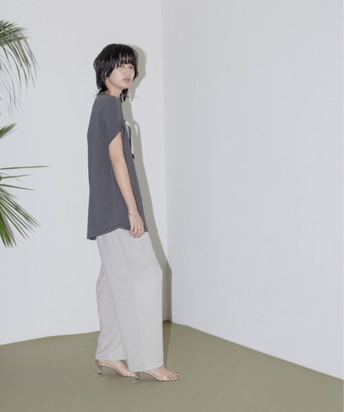 Eimee Law(エイミーロウ)の「テープロゴエンブロフレンチTシャツ(Tシャツ/カットソー・レディース・チャコールグレー/オフホワイト/アイボリー/ブラック・FREE)」の12枚目の写真