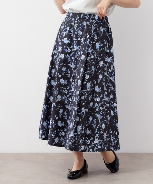 LAURA ASHLEY(ローラアシュレイ)の「【コットン100%/ウエストゴム/タックあり】サマーパレス柄 タイプライタースカート(スカート・レディース・ホワイト系その他/ネイビー系/スモーキーグリーン系1・40/38)」の3枚目の写真