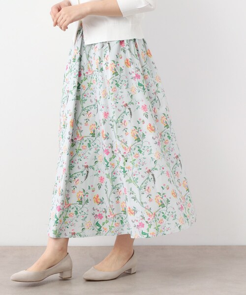 LAURA ASHLEY(ローラアシュレイ)の「【コットン100%/ウエストゴム/タックあり】サマーパレス柄 タイプライタースカート(スカート・レディース・ホワイト系その他/ネイビー系/スモーキーグリーン系1・40/38)」の2枚目の写真