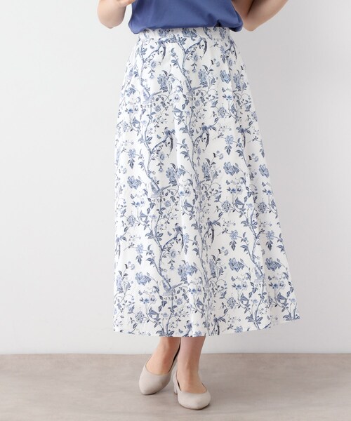 LAURA ASHLEY(ローラアシュレイ)の「【コットン100%/ウエストゴム/タックあり】サマーパレス柄 タイプライタースカート(スカート・レディース・ホワイト系その他/ネイビー系/スモーキーグリーン系1・40/38)」の1枚目の写真