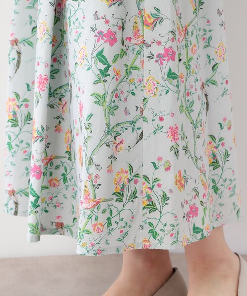 LAURA ASHLEY(ローラアシュレイ)の「【コットン100%/ウエストゴム/タックあり】サマーパレス柄 タイプライタースカート(スカート・レディース・ホワイト系その他/ネイビー系/スモーキーグリーン系1・40/38)」の4枚目の写真