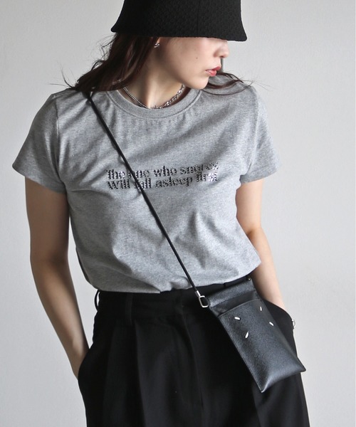COURO(コウロ)の「ラインストーンロゴTシャツ(Tシャツ/カットソー・レディース・ホワイト/レッド/ピンク/ネイビー/イエロー/杢グレー/ブルー・FREE)」の3枚目の写真
